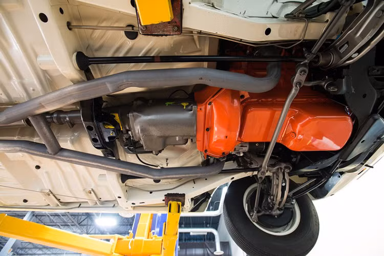 Nếu nhìn dưới gầm xe, người hâm mộ sẽ thấy chiếc Dodge Coronet Super Bee này được phục chế một cách kỹ càng và chuyên nghiệp như thế nào.