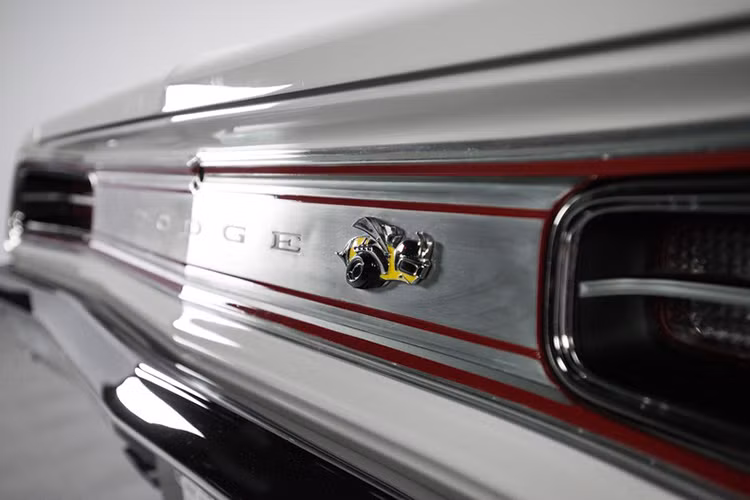 Đuôi xe, ngoài chữ Dodge biểu tượng của hãng cũng lại xuất hiện một chú ong bắp cày đang "chạy tốc độ".