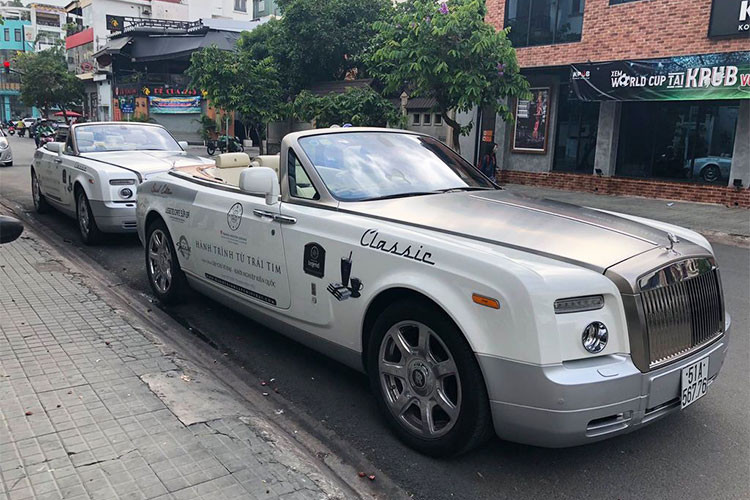 Trong ngày đầu của chương trình “Hành trình từ trái tim” đoàn siêu xe của ông chủ cafe Trung Nguyên – Đặng Lê Nguyên Vũ đã bắt đầu hành trình diễu hành tại TP HCM; chương trình sẽ bắt đầu từ 25/6 – 25/7/2018. Đáng chú ý trong dàn siêu xe này là sự xuất hiện của bộ đôi siêu xe sang Rolls-Royce Phantom Drophead Coupe.