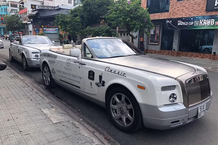 Trong ngày đầu của chương trình “Hành trình từ trái tim” đoàn siêu xe của ông chủ cafe Trung Nguyên – Đặng Lê Nguyên Vũ đã bắt đầu hành trình diễu hành tại TP HCM; chương trình sẽ bắt đầu từ 25/6 – 25/7/2018. Đáng chú ý trong dàn siêu xe này là sự xuất hiện của bộ đôi siêu xe sang Rolls-Royce Phantom Drophead Coupe.