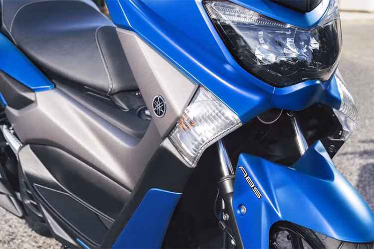 Tùy vào từng phiên bản, bộ mâm của xe sẽ có màu sơn đen bóng, vàng đồng hoặc trắng bạc. Thiết kế mâm 3 cây của NMAX 2018 cũng không có sự thay đổi so với phiên bản cũ. Khi ra mắt, NMAX là một trong những mẫu xe tay ga đầu tiên tại thị trường Đông Nam Á sở hữu hệ thống phanh ABS 2 kênh, ngoài ra chiếc xe vẫn có bản không ABS để giảm giá thành.