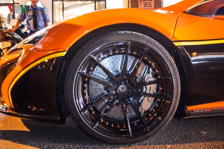 Mâm xe cũng đã được chủ nhân thay bằng mâm ADV.01 5 chấu kép. 