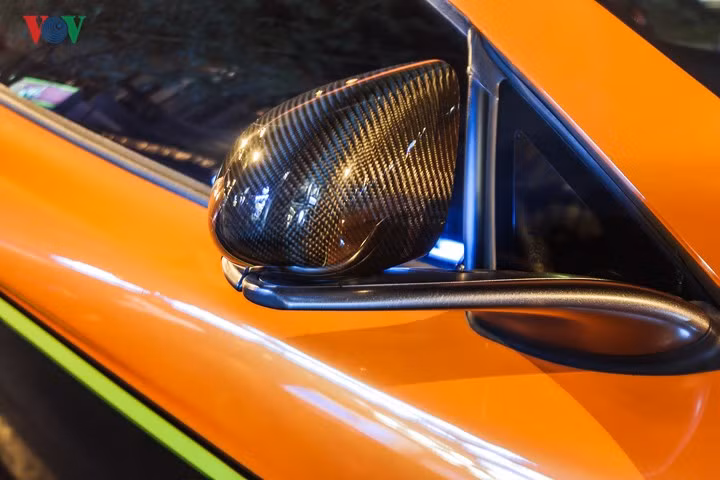 Ốp gương thường cũng được thay thế bằng ốp gương carbon,...