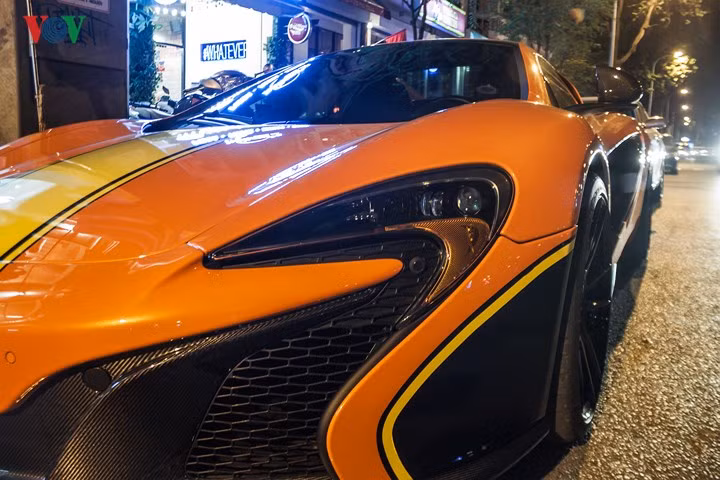 Cản trước được làm bằng carbon và đèn pha được chế tác giống với logo của hãng xe Anh Quốc.