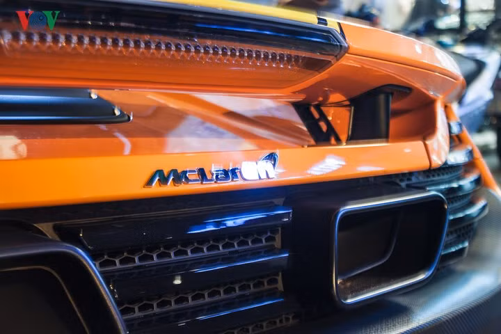 Cánh gió xe có thể nâng hạ tùy theo tốc độ khi xe vận hành. Ống xả IPE hiệu suất cao cũng thay thế ống xả thường.