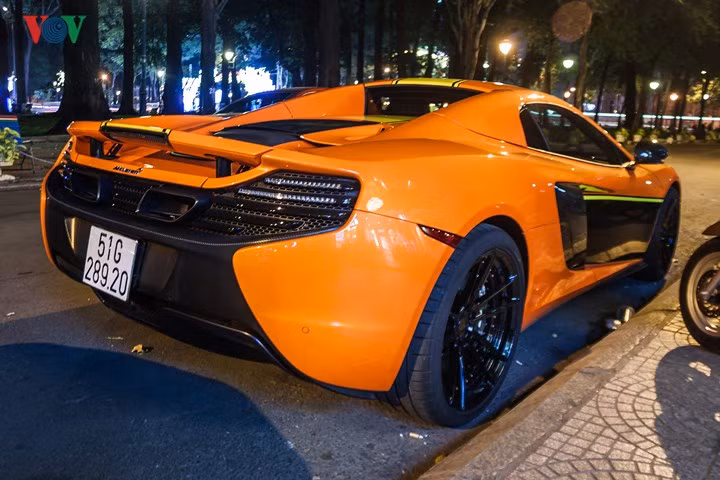 Đèn hậu đặc trưng của Mclaren. 