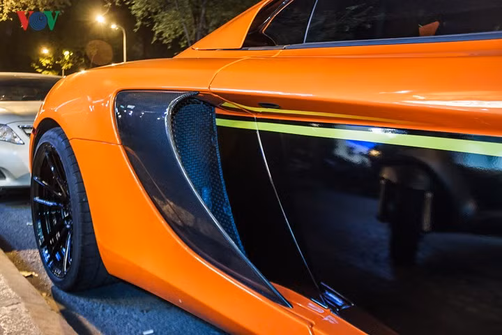 ... và cả hốc hút gió bên sườn xe.