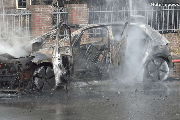 Xe dien Volkswagen ID.3 tu boc chay thanh tro tren pho-Hinh-2