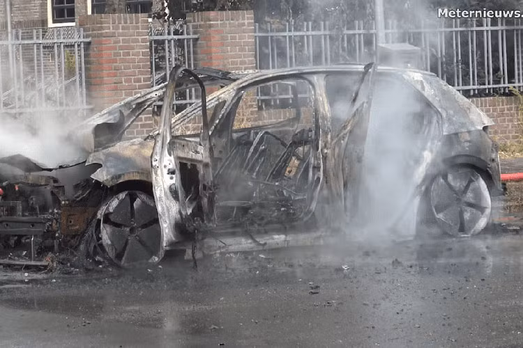 Xe dien Volkswagen ID.3 tu boc chay thanh tro tren pho-Hinh-2