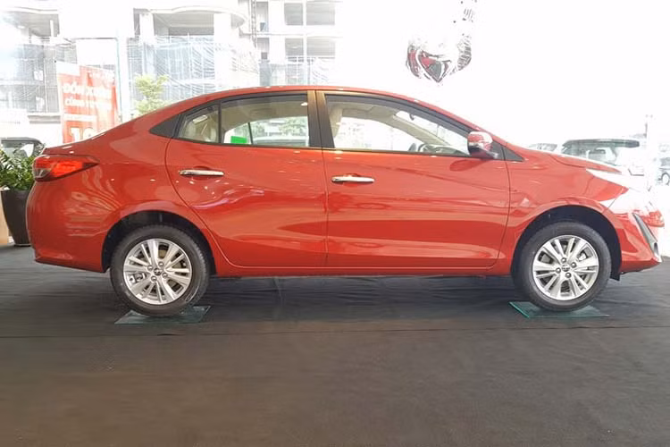 Xe có kích thước dài x rộng x cao lần lượt là 4.425 x 1.730 x 1.475 mm, chiều dài cơ sở ở mức 2.550 mm. So với Hyundai Accent và Honda City, chiều dài tổng thể và chiều dài cơ sở của Vios 2020 đều ngắn hơn.