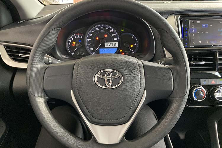 Tiếp theo, Toyota Vios E 2020 được trang bị tiêu chuẩn đầu đọc DVD giải trí hiệu Pionneer có kích thước 7 inch dành riêng cho các dòng xe Toyota. Đầu đọc này có khả năng kết nối Apple Car Play và Android Auto, rất tiện ích cho các bác tài hay sử dụng các ứng dụng bản đồ để di chuyển.