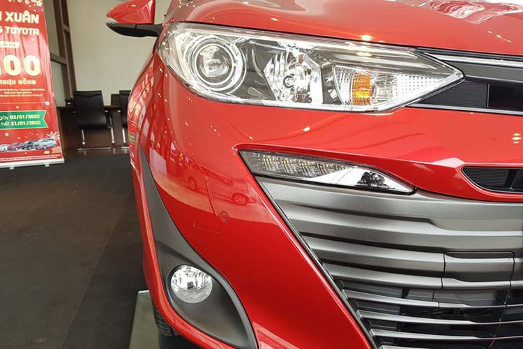 Đèn pha phía trước trang bị bóng halogen, thấu kính Projector, đèn chiếu sáng ban ngày LED và đèn pha tự động đối với bản G. Bản E vẫn dùng đèn pha halogen. Khác biệt duy nhất của mẫu xe sedan Toyota Vios nâng cấp mới tại Việt Nam là việc bổ sung thêm đèn sương mù phía trước cho phiên bản E 7 túi khí.