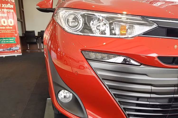 Đèn pha phía trước trang bị bóng halogen, thấu kính Projector, đèn chiếu sáng ban ngày LED và đèn pha tự động đối với bản G. Bản E vẫn dùng đèn pha halogen. Khác biệt duy nhất của mẫu xe sedan Toyota Vios nâng cấp mới tại Việt Nam là việc bổ sung thêm đèn sương mù phía trước cho phiên bản E 7 túi khí.