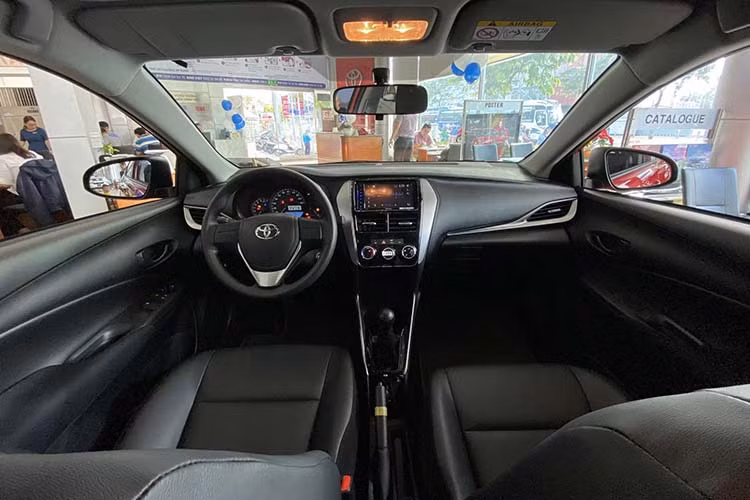 Mọi thay đổi của Toyota Vios E 2020 tại Việt Nam nằm ở các trang bị tiện nghi nằm bên trong các cánh cửa. Đầu tiên là khoang nội thất của xe chuyển sang tông màu đen, không phải màu be như đời cũ, đây là chi tiết dễ nhận ra nhất trên mẫu xe phiên bản mới.