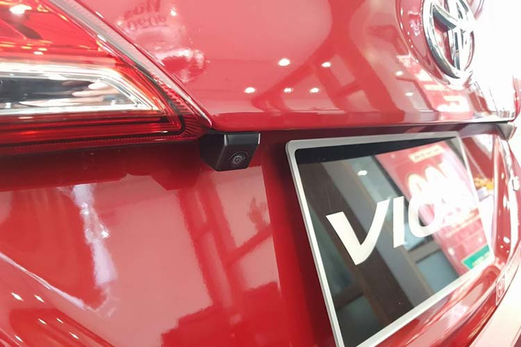 Phần đuôi với đèn hậu dùng công nghệ LED với thiết kế điệu đà. Thay đổi mới nhưng khó nhận thấy chính là xe có thêm camera lùi các 4 cảm biến ở cản sau. Mâm xe kích thước 15 inch, sử dụng phanh đĩa ở cả 4 bánh. Trong khi bản E MT trang bị phanh tang trống đối với 2 bánh sau.