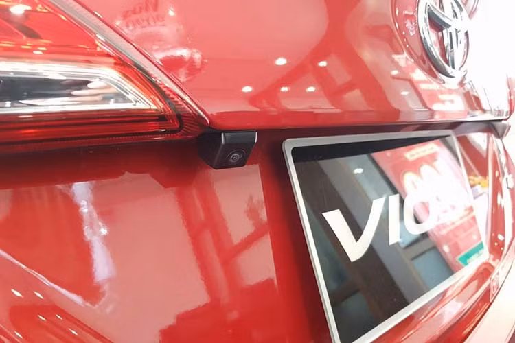 Phần đuôi với đèn hậu dùng công nghệ LED với thiết kế điệu đà. Thay đổi mới nhưng khó nhận thấy chính là xe có thêm camera lùi các 4 cảm biến ở cản sau. Mâm xe kích thước 15 inch, sử dụng phanh đĩa ở cả 4 bánh. Trong khi bản E MT trang bị phanh tang trống đối với 2 bánh sau.