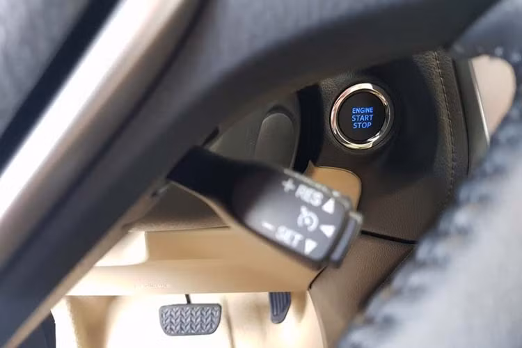 Toyota Vios E 2020 cũng được trang bị sẵn camera lùi, một trang bị mà ngay cả mẫu Vios G 2019 cũ cũng không có. Như vậy, khách hàng sẽ không phải mất thêm một khoảng tiền để trang bị camera này. Hiện tại camera lùi là một tiện ích cần thiết cho bất kỳ mẫu xe nào thường xuyên phải di chuyển trong đô thị.