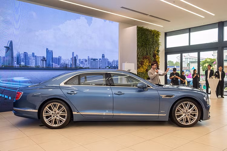 Trước khi được phân phối chính hãng tại Việt Nam, mẫu Bentley Flying Spur Hybrid 2023 siêu sang đã ra mắt tại thị trường Malaysia. Như vậy, sau hơn 1 năm ra mắt thế giới, mẫu xe sang lai điện Bentley Flying Spur Hybrid 2023 chính thức đến tay các đại gia Việt.