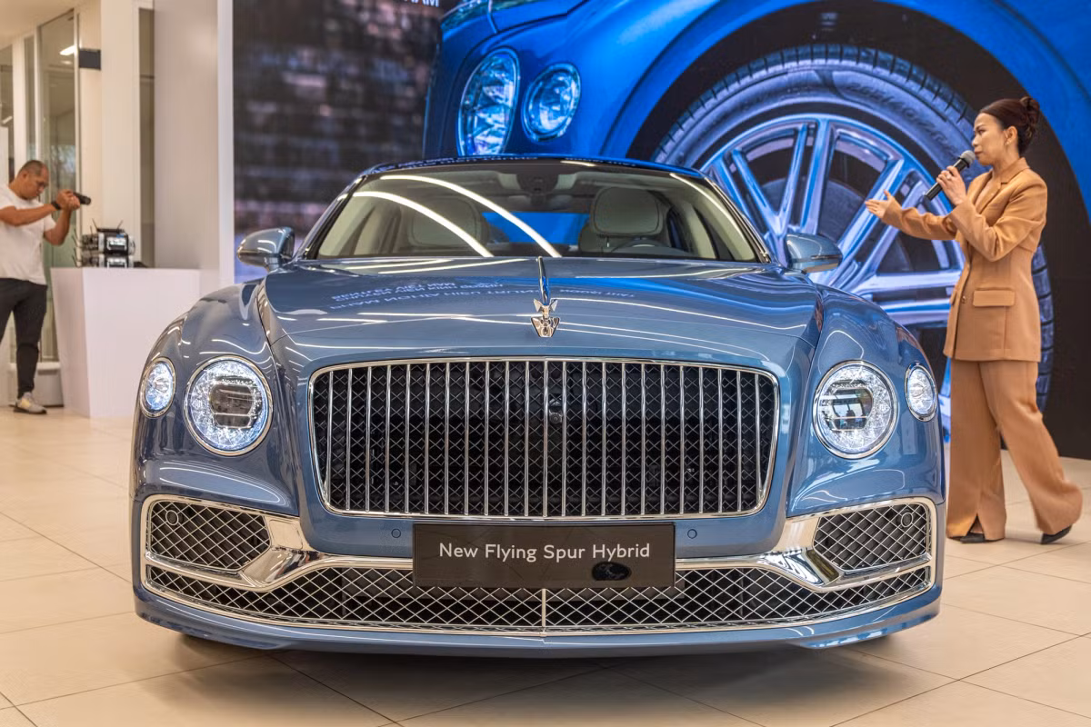 Ngoại hình của Bentley Flying Spur Hybrid không quá khác biệt so với các phiên bản khác của Flying Spur thế hệ thứ 3. Bentley Flying Spur Hybrid có màu ngoại thấy xanh Portofino - sắc xanh dương trung tính phủ ánh kim, màu xanh Portofino lấy cảm hứng từ sắc xanh tươi mát của những dòng hải lưu hài hòa chảy quanh vùng biển Địa Trung Hải.