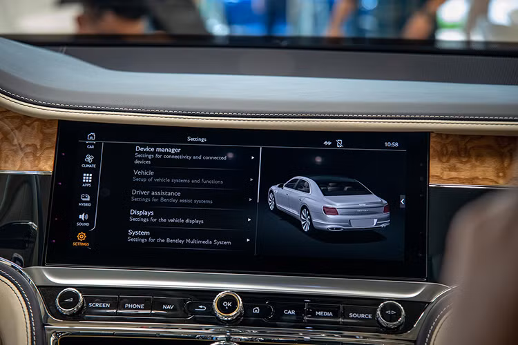 Người lái chỉ cần nhập điểm đến và chiếc xe sẽ tự động gài chế độ Drive Mode phù hợp cho từng chặng hành trình, liên tục tính toán mức sử dụng pin hiệu quả nhất, và tích trữ điện năng để dành cho các đoạn hành trình cần dùng nhất về sau ví dụ như khi tới thành phố. Hệ thống sẽ giảm mức sạc trên xe về 0 ngay khi xe đến đích, qua đó giúp tối đa hóa hiệu suất tổng thể.