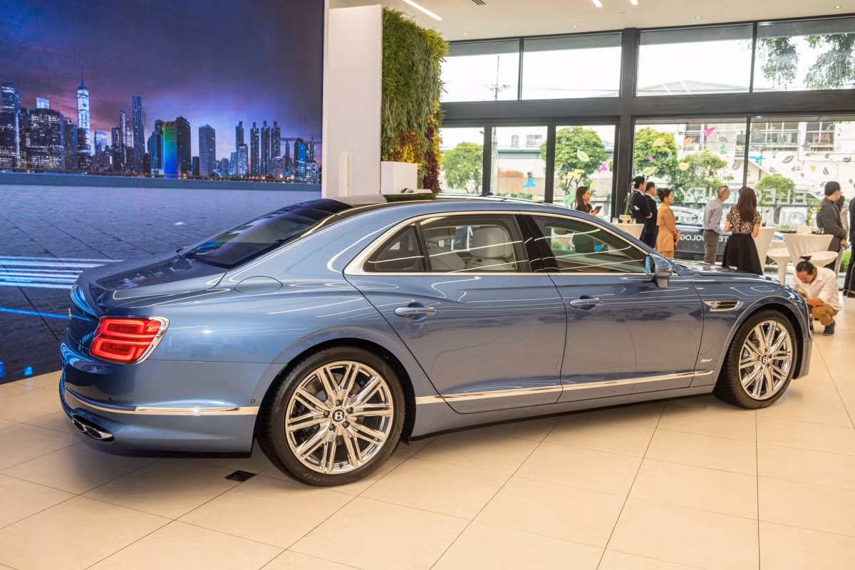 So với sức mạnh của xe Bentley Flying Spur V8 thế hệ mới sử dụng động cơ xăng hoàn toàn, thông số này trên xe Bentley Flying Spur Hybrid không thua kém là bao nhiêu. Được biết, động cơ xăng V6 này cho ra 410 mã lực và mô-men xoắn cực đại 550 Nm còn có mô-tơ điện tạo ra 134 mã lực cho công suất và mô-men xoắn cực đại 400 Nm.