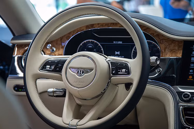 Người lái sở hữu trong tay nút bấm để điều khiển 3 chế độ vận hành E Mode, bao gồm EV Drive, Hybrid Mode và Hold Mode. Những chế độ này cho phép người lái tự mình kiểm soát mức sử dụng pin trong suốt hành trình - hoặc cũng có thể để chiếc xe tự động tính toán.