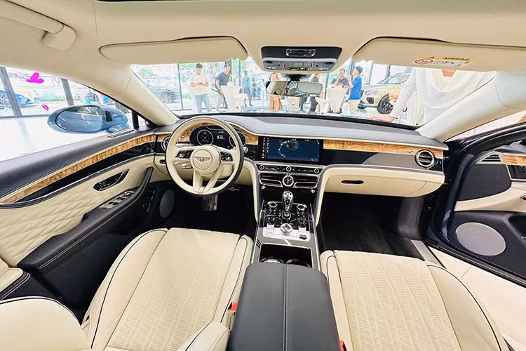 Nội thất của Flying Spur Hybrid thể hiện tay nghề chế tác của Bentley trong việc thiết kế nên khoang lái hiện đại, sang trọng và đổi mới vượt trội. Với hàng loạt các gói tùy chọn nâng cấp, khách hàng có thể chọn giữa 15 màu da (5 tiêu chuẩn, 10 tùy chọn) và 8 loại gỗ khác nhau để tạo nên phong cách thiết kế riêng.