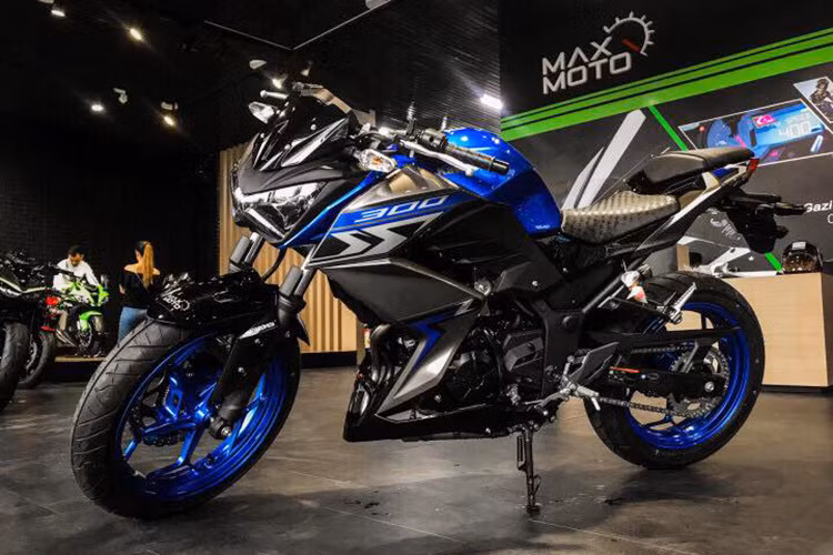 Về ngoại hình, xe chiều dài 2.015mm, rộng 750mm và cao 1.025mm. Thiết kế của mẫu xe Z300 phiên bản 2018 trông khá giống với đàn anh Z800 đặc biệt là ở cụm đèn pha sắc nhọn và thân xe có nhiều đường góc cạnh. Tuy nhiên về tổng thể thì Z300 gọn gàng hơn Z800 nhiều bởi nó chỉ là một chiếc naked-bike tầm thấp và có mức giá rẻ.