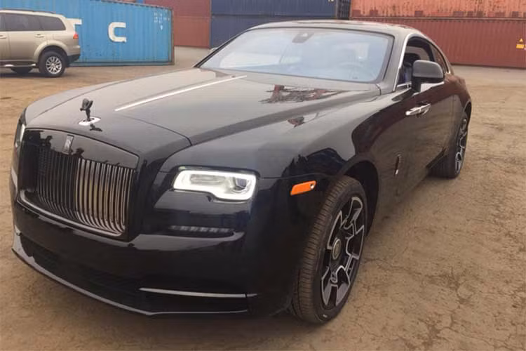 Gần 2 năm sau khi được giới thiệu ra thị trường toàn cầu, đến nay chiếc siêu xe sang Rolls-Royce Wraith Black Badge đầu tiên mới đặt chân đến thị trường Việt Nam. Hiện tại vẫn chưa rõ chiếc xe sang này được đưa về theo dạng nhập khẩu chính hãng, hay từ phía nhập khẩu tư nhân.