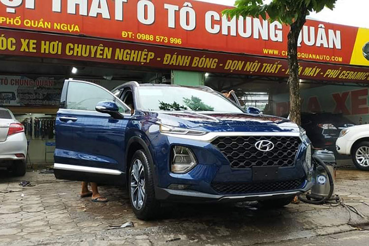 Thiết kế xe SantaFe 2019 lắp ráp trong nước tương đồng với xe mẫu nhập Hàn. Hai bản thường và cao cấp có thể dễ dàng phân biệt bằng bộ vành 18 inch 5 chấu kép và 19 inch cách điệu thời trang. Bản cao cấp có đèn chiếu sáng LED, còn bản thường sử dụng bóng halogen.