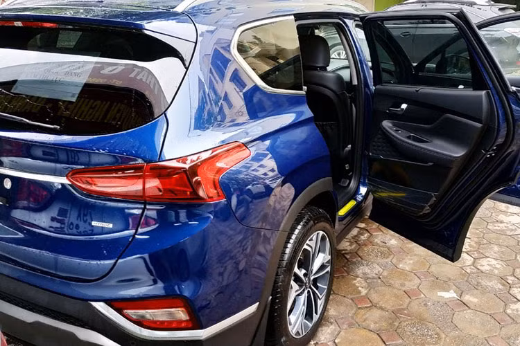 Chưa rõ đây có phải là mẫu xe được Hyundai Thành Công lắp ráp hay được nhập khẩu nguyên chiếc về Việt Nam. Dự kiến Hyundai SantaFe 2019 sẽ được giới thiệu chính thức tại Việt Nam vào khoảng giữa tháng 11/2018, toàn bộ thông tin về thông số kỹ thuật của SantaFe mới cũng đã lộ gần hết trên mạng.