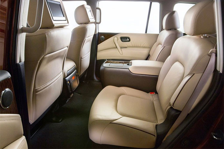 Nissan Armada 2019 phiên bản SL sẽ có giá bán bắt đầu từ 51.590 USD (khoảng 1,2 tỷ VNĐ) với một số trang bị tiêu chuẩn như: tất cả ghế được bọc da, gương chiếu hậu chống chói tự động làm mờ, gạt mưa tự động, cốp điện, mâm hợp kim 20 inch,..