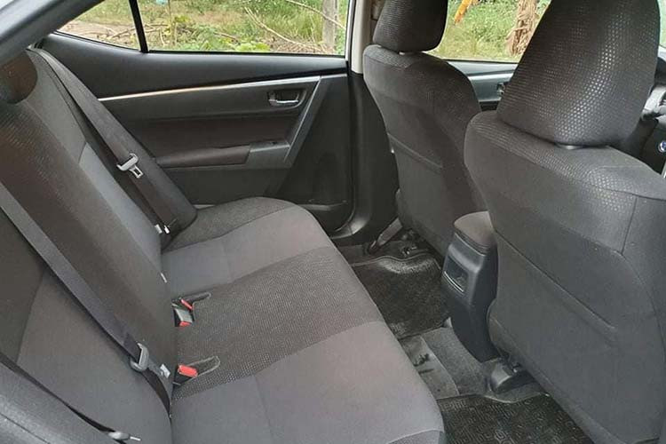 Toyota Corolla Altis Hybrid 2019 tại thị trường Trung Quốc sử dụng động cơ xăng Atkinson Cycle có dung tích 1,5 lít kết hợp với mô-tơ điện. Người sử dụng có thể lựa chọn ba chế độ lái khác nhau gồm: Power, Economy và Electric. Các trang bị an toàn của xe gồm cảnh báo giao thông phía sau, cảnh báo va chạm và Toyota Safety Sense...