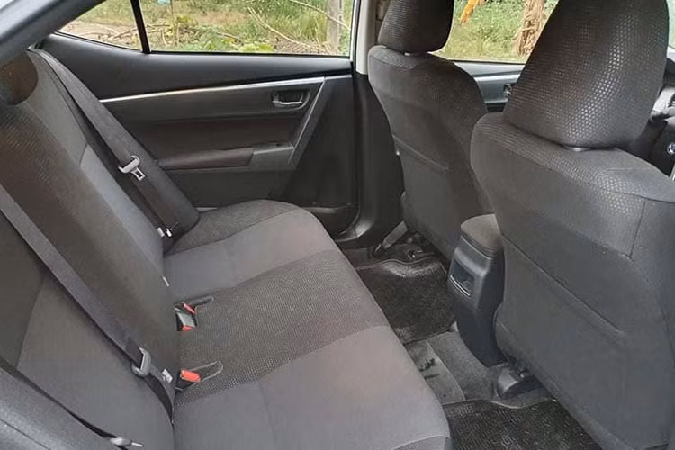 Toyota Corolla Altis Hybrid 2019 tại thị trường Trung Quốc sử dụng động cơ xăng Atkinson Cycle có dung tích 1,5 lít kết hợp với mô-tơ điện. Người sử dụng có thể lựa chọn ba chế độ lái khác nhau gồm: Power, Economy và Electric. Các trang bị an toàn của xe gồm cảnh báo giao thông phía sau, cảnh báo va chạm và Toyota Safety Sense...