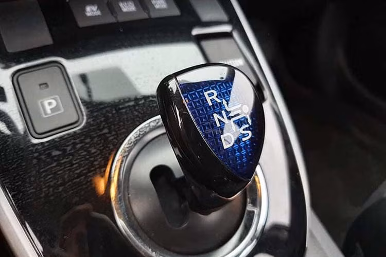 Theo hãng xe NHật bản, mức tiêu hao nhiên liệu trung bình của Toyota Corolla hybrid vào khoảng 4,1 lít/100 km và quãng đường di chuyển lên đến 1.097 km, mặc dù bình xăng đã giảm xuống 5 lít còn 45 lít.