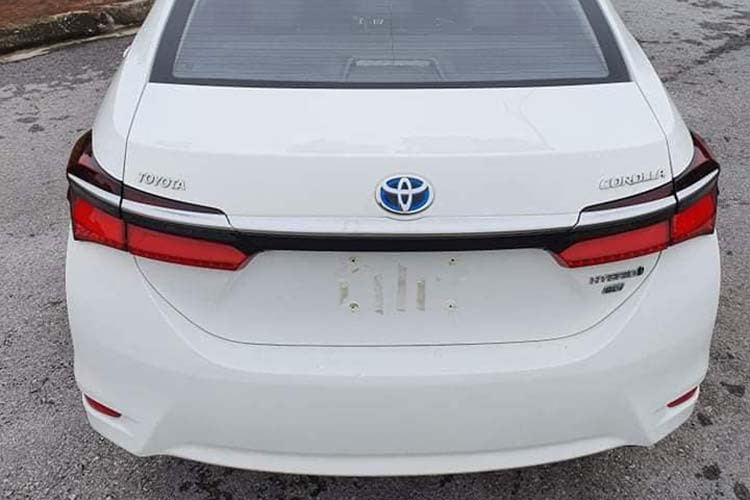 Đặc điểm nhận dạng của Corolla Altis Hybrid là logo màu xanh dương của nhà sản xuất. Bên cạnh đó để tạo điểm riêng cho phiên bản dặc biệt này cũng như giảm lực kéo, cụm đèn pha, cản va trước và lưới tản nhiệt của Altis Hybrid cũng được đổi mới. Mâm đa chấu 17 inch khá đẹp mắt.