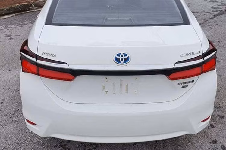 Đặc điểm nhận dạng của Corolla Altis Hybrid là logo màu xanh dương của nhà sản xuất. Bên cạnh đó để tạo điểm riêng cho phiên bản dặc biệt này cũng như giảm lực kéo, cụm đèn pha, cản va trước và lưới tản nhiệt của Altis Hybrid cũng được đổi mới. Mâm đa chấu 17 inch khá đẹp mắt.