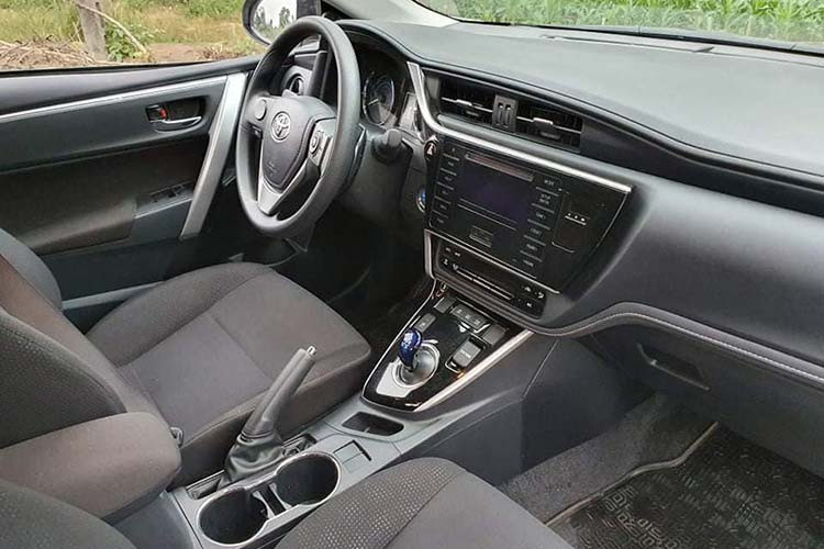 Xe sở hữu 5 chỗ ngồi với các chi tiết dạng nhựa, da và nỉ sử dụng trên ghế và ốp cửa... các trang bị khác gồm hệ thống điều hòa tự động 2 khu vực, hệ thống định vị vệ tinh, hệ thống khóa không chìa, Toyota kết nối di động, cập nhật giao thông.