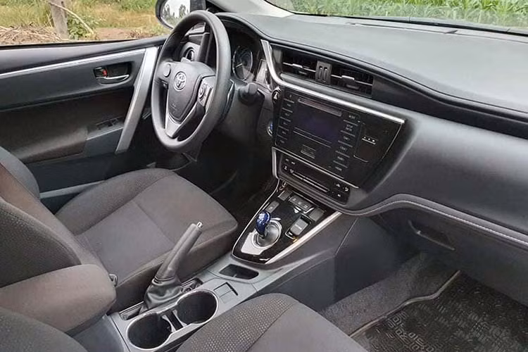 Xe sở hữu 5 chỗ ngồi với các chi tiết dạng nhựa, da và nỉ sử dụng trên ghế và ốp cửa... các trang bị khác gồm hệ thống điều hòa tự động 2 khu vực, hệ thống định vị vệ tinh, hệ thống khóa không chìa, Toyota kết nối di động, cập nhật giao thông.