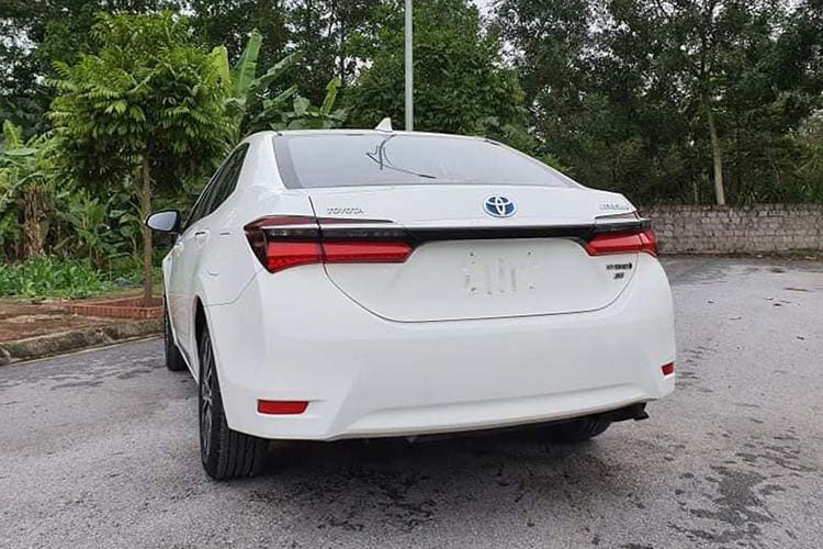 Trong khi đó, Toyota Corolla Altis thường tại thị trường Việt Nam hiện đang sử dụng 2 phiên bản động cơ khác nhau. Đầu tiên là động cơ xăng 1,8 lít, sản sinh công suất tối đa 138 mã lực tại 6.400 vòng/phút và mô-men xoắn cực đại 173 Nm tại 4.000 vòng/phút. Thứ hai là động cơ xăng 2.0 lít với công suất tối đa 143 mã lực tại 6.200 vòng/phút và mô-men xoắn cực đại 187 Nm tại 3.600 vòng/phút.