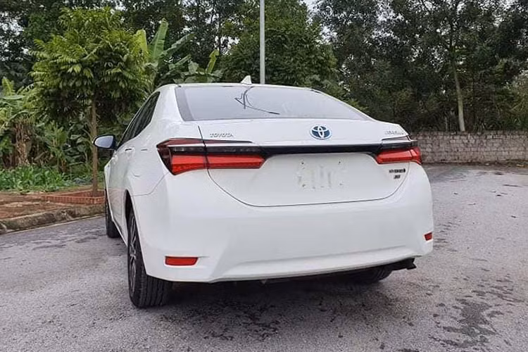 Trong khi đó, Toyota Corolla Altis thường tại thị trường Việt Nam hiện đang sử dụng 2 phiên bản động cơ khác nhau. Đầu tiên là động cơ xăng 1,8 lít, sản sinh công suất tối đa 138 mã lực tại 6.400 vòng/phút và mô-men xoắn cực đại 173 Nm tại 4.000 vòng/phút. Thứ hai là động cơ xăng 2.0 lít với công suất tối đa 143 mã lực tại 6.200 vòng/phút và mô-men xoắn cực đại 187 Nm tại 3.600 vòng/phút.