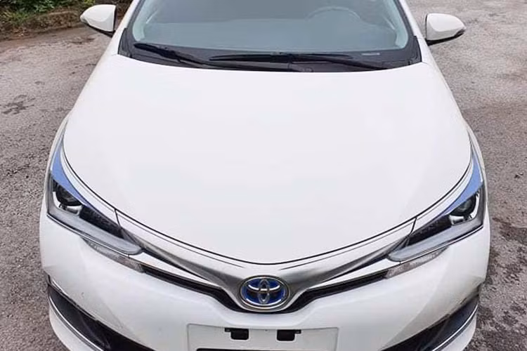 Chiếc Toyota Corolla Hybrid này thuộc thế hệ cũ, không phải là mẫu xe thế hệ mới nhất hiện đang được bán tại Thái Lan. Nhiều khả năng phiên bản này có xuất xứ từ Trung Quốc, nơi duy nhất bán ra phiên bản này ở Châu Á, như vậy xe sẽ được nhập khẩu qua Lào rồi về Việt Nam.