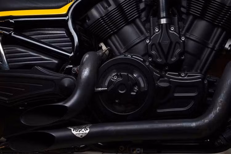 Một số "đồ chơi" độc đáo đã được chủ xe trang bị cho chiếc V-Rod như lốc máy với nắp trong suốt hay hệ thống pô không giảm âm Toxic, phô diễn đầy đủ uy lực của khối máy V-Twin. Sức mạnh của động cơ được truyền tới bánh sau nhờ hệ thống dây đai, chạy qua bộ gắp nhôm NLC "hàng thửa" với những đường nét khắc nổi đẹp mắt.