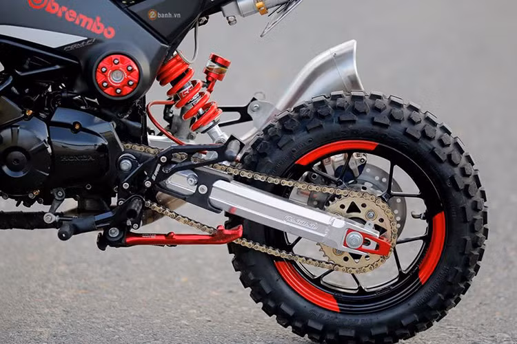  Hệ thống gắp sau của xe đã được chủ nhân độ lại với gắp nhôm nhẹ nhàng mà cứng cáp, ddi kèm với đó là bộ số gãy hàng hiệu Spyker. Phuộc đơn phía sau cũng được ưthay bằng phuộc YSS bình dầu và đẩy cao hơn so với nguyên bản.