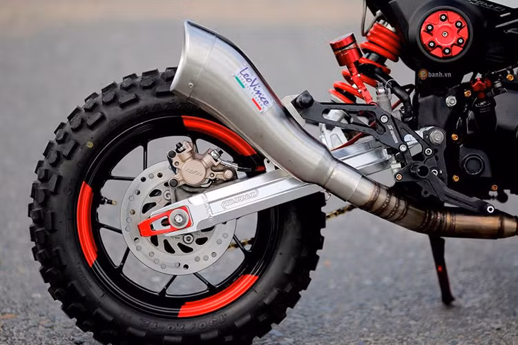 Hệ thông ống xả nguyên bản đã được thay bằng pô Leovince cho âm thanh tăng thêm phần uy lực và giúp cho chiếc xe trở nên mạnh mẽ hơn.