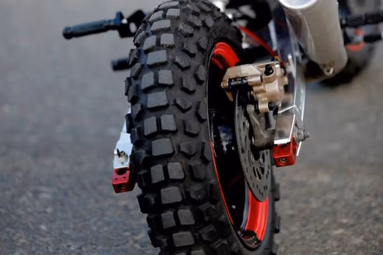 Cặp lốp của chiếc xế được độ lại với vỏ Maxxis gai hầm hố dành cho những chuyến đi offroad. Cùng với đó là bộ vành được phối màu ấn tượng.