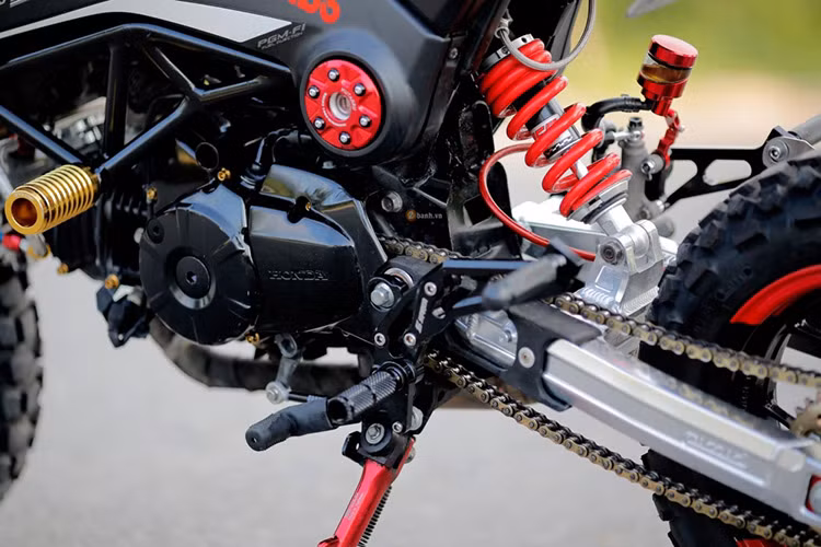 Khối động cơ 125 cc SOHC 2 van làm mát bằng gió nguyên bản của MSX cũng đã được chủ xe giữ nguyên, chỉ có tiếng nổ ấn tượng hơn so với nguyên bản nhờ hệ thống xả hàng hiệu. Các chi tiết như chống đổ, dây dầu, ốc kiểng... cũng được người chơi trang bị.