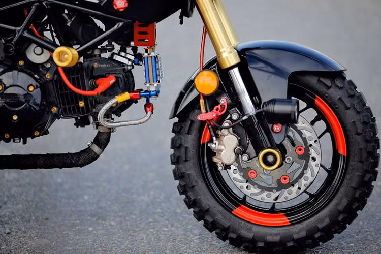 Dàn chân trước nguyên bản được phối màu nổi bật và độc đáo, đi kèm nâng cấp ở dàn chân trước với đĩa Braketech an toàn hơn, bên cạnh là bộ đèn led L4 trợ sáng. Ngoài ra, xe còn được trang bị thêm hệ thống giải nhiệt bằng két nhớt mới.