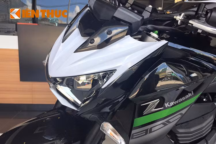 Kawasaki Z800 ABS 2016 có thiết kế hình đầu hổ, cụm đèn pha tương tự như Z1000 thế hệ cũ nhưng mang thiết kế sắc bén và hầm hố hơn.