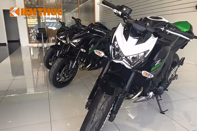 Được biết đây là những chiếc Kawasaki Z800 ABS 2016 chính hãng và không chính hãng với đủ các mầu đã được nhập về thị trường Việt Nam và có mặt tại TP HCM.